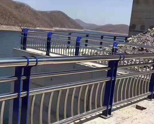 廠家定做201/304不銹鋼復(fù)合管護(hù)欄景觀護(hù)欄